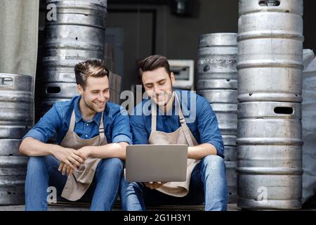 Neue Bestellung und Produktion, Verkauf von Craft-Bier und Kleinunternehmen Stockfoto