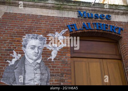 Rouen (Normandie, Nordfrankreich): Eingang zum Flaubert-Museum und Medizinhistorisches Museum mit einer Collage des Künstlers Gaspard lieb, der Gusta vertritt Stockfoto