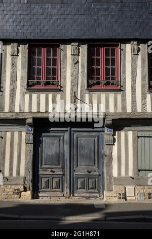 Pont l'Eveque (Normandie, Nordwestfrankreich): Fachwerkhaus in der Rue Vaucelles. Die Geschichte von Gustave Flauberts Novelle EIN einfaches Herz Stockfoto