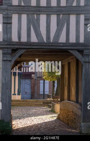 Pont l'Eveque (Normandie, Nordwestfrankreich): Durchgang zum Platz „Place du Tribunal“. Die Geschichte von Gustave Flauberts Novelle A Simple Hea Stockfoto