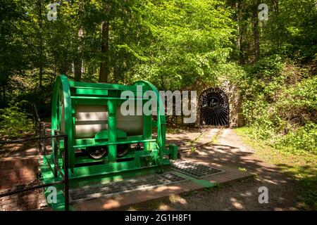 Verladeanlage und Eingang zum Bergbautunnel der ehemaligen Jupiterkolonie im Muttental bei Witten-Bommern, Bergstrecke, Witten, Nort Stockfoto