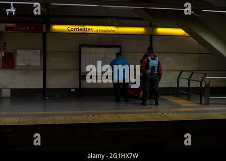 BUENOS AIRES, ARGENTINIEN - 03. Jun 2021: Die Polizei verhaftet einen Dieb in der Station Corrientes, die leer ist Stockfoto