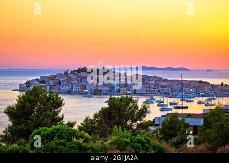 Primosten Archipel und blaue Adria Meer Sonnenuntergang Blick, Dalmatien Region von Kroatien Stockfoto