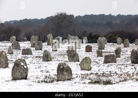 Carnac (Bretagne, Nordwestfrankreich): Die Menec-Ausrichtungen waren am 2021/02/11 schneebedeckt Stockfoto