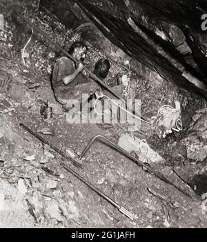 Weißer Bergmann mit schwarzem Mann bei der Vorbereitung einer Sprengstoffladung in der City & Suburban Gold Mine, Johannesburg, Südafrika Stockfoto