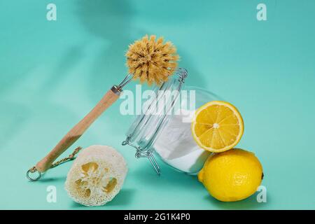 Kreative Komposition mit natürlichen Gegenständen für die Küchen- und Hausreinigung Stockfoto
