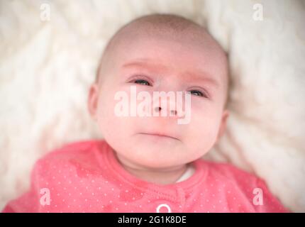 Neugeborene mit einem sehr traurigen Gesicht beginnen zu weinen Stockfoto