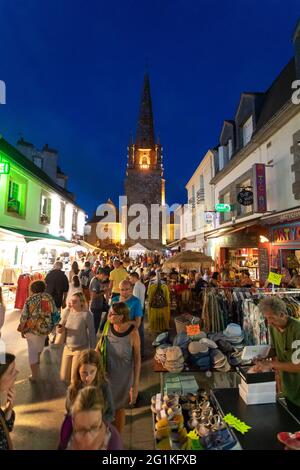 Carnac (Bretagne, Nordwestfrankreich): Nachtmarkt Stockfoto