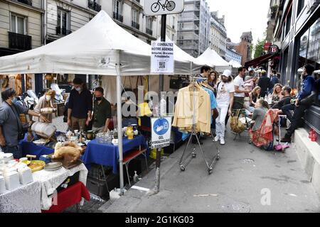 Flohmarkt in der Abbesses Straße - Montmartre - Paris - Frankreich Stockfoto