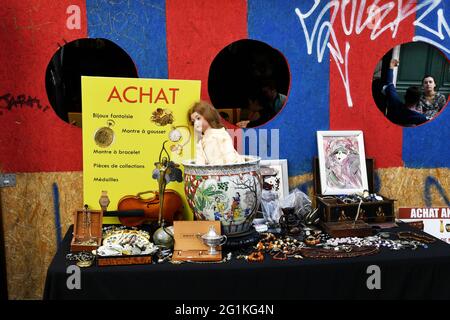 Flohmarkt in der Abbesses Straße - Montmartre - Paris - Frankreich Stockfoto