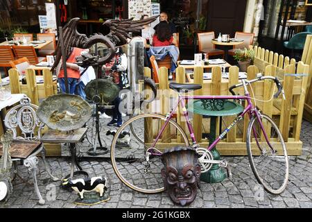 Flohmarkt in der Abbesses Straße - Montmartre - Paris - Frankreich Stockfoto