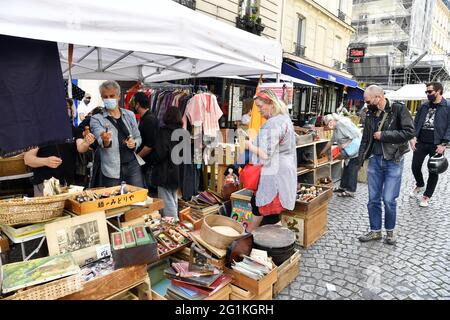 Flohmarkt in der Abbesses Straße - Montmartre - Paris - Frankreich Stockfoto