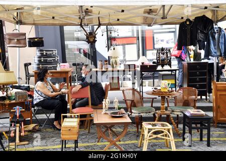 Flohmarkt in der Abbesses Straße - Montmartre - Paris - Frankreich Stockfoto