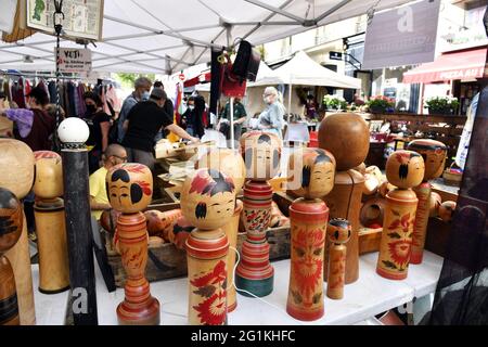 Kokeshi am Flohmarkt in der Abbesses Straße - Montmartre - Paris - Frankreich Stockfoto