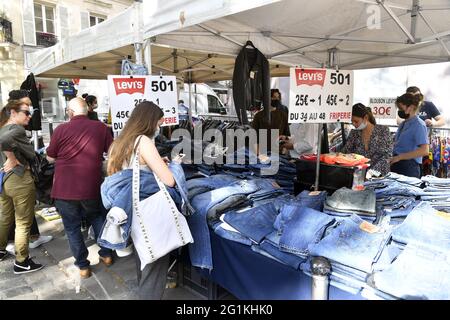Flohmarkt in der Abbesses Straße - Montmartre - Paris - Frankreich Stockfoto