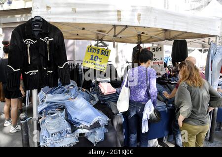 Flohmarkt in der Abbesses Straße - Montmartre - Paris - Frankreich Stockfoto
