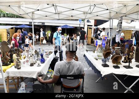 Flohmarkt in der Abbesses Straße - Montmartre - Paris - Frankreich Stockfoto