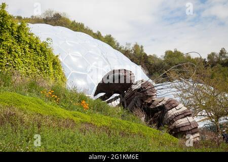 Statue der Riesenbiene im botanischen Garten des Eden Project in Bodelva, Cornwall, Großbritannien, Mai 2021 Stockfoto