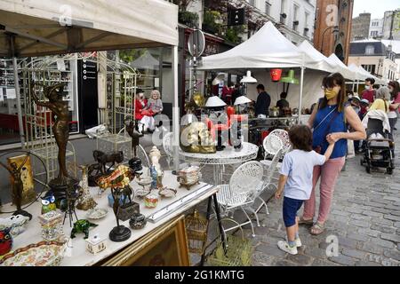 Flohmarkt in der Abbesses Straße - Montmartre - Paris - Frankreich Stockfoto