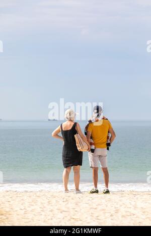 Carnac (Bretagne, Nordwestfrankreich): Ein paar Senioren, ältere Menschen, von hinten gesehen am Hauptstrand von Grande Plage Stockfoto