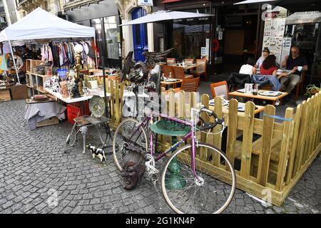 Flohmarkt in der Abbesses Straße - Montmartre - Paris - Frankreich Stockfoto
