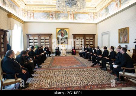 Rom, Italien. Juni 2021. 7. Juni 2021 : Papst Franziskus empfing im Vatikan die Priester des Internat San Luigi dei Francesi in Rom. Quelle: Unabhängige Fotoagentur/Alamy Live News Stockfoto