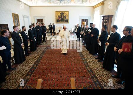 Rom, Italien. Juni 2021. 7. Juni 2021 : Papst Franziskus empfing im Vatikan die Priester des Internat San Luigi dei Francesi in Rom. Quelle: Unabhängige Fotoagentur/Alamy Live News Stockfoto