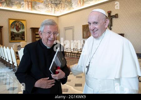 Rom, Italien. Juni 2021. 7. Juni 2021: Papst Franziskus und Vater Landousies bei der Audienz mit den Priestern des Internat San Luigi dei Francesi in Rom im Vatikan Credit: Independent Photo Agency/Alamy Live News Stockfoto