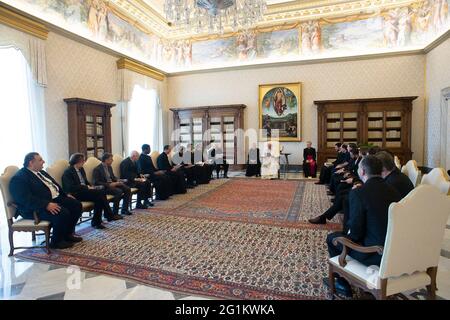 Rom, Italien. Juni 2021. 7. Juni 2021 : Papst Franziskus empfing im Vatikan die Priester des Internat San Luigi dei Francesi in Rom. Quelle: Unabhängige Fotoagentur/Alamy Live News Stockfoto