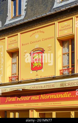 Frankreich, Calvados, Cote Fleurie, Pays d'Auge, Cabourg, Fassade mit regionalen Produkten und Feinkostladen in der Rue de la Mer (Mer Street) Stockfoto