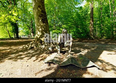 Frankreich, Bas Rhin, Straßburg, Stadtteil La Roberstau, Schlosspark Pourtales, Der Skulpturenpark, Genius Loci (The Spirit of Places) von Giulio Paolini (2001), die Figur, die neben einer Kugel hockt, untersucht eine Karte, die auf dem Boden liegt Stockfoto