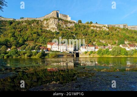 Frankreich, Doubs, Besancon, Blick auf die Stadt mit dem Doubs-Fluss und der Vauban-Zitadelle, UNESCO-Weltkulturerbe Stockfoto