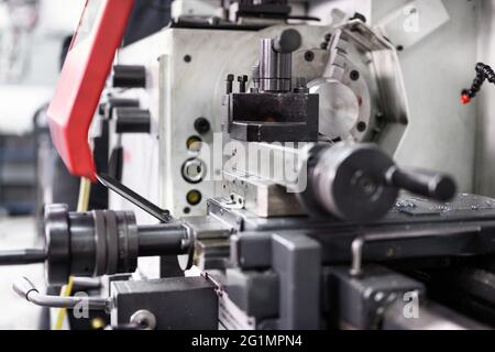 CNC-Drehmaschine und Fräsmaschine. Hochwertige Fotos Stockfoto