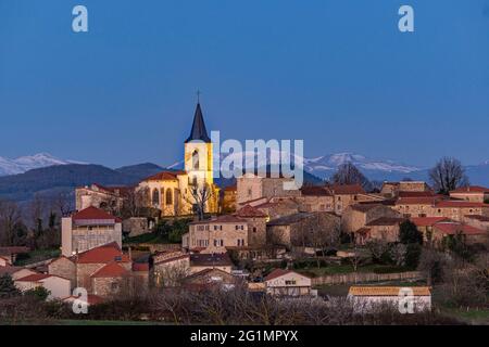 Frankreich, Puy-de-DME (63), Village d'Egliseneuve-prs-Billom, Parc naturel rgional du Livradois-Forez, au fond le Massif des Monts-Dore, puy de Sancy, Parc des Volcans d'Auvergne Stockfoto