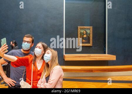 Frankreich, Paris, Bereich als Weltkulturerbe von der UNESCO, Louvre Museum, das Gemälde der Mona Lisa von Leonardo da Vinci, nach der Wiedereröffnung des Museums am 05/19/2021, sehr wenige Besucher, Maske gegen die Covid-19 obligatorisch Stockfoto