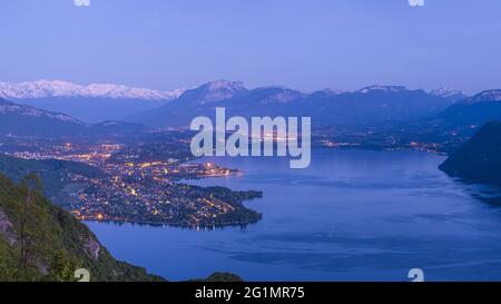 Frankreich, Savoie, Aix-les-Bains am Ufer des Bourget-Sees, Mont Granier (alt: 1933m) im Chartreuse-Massiv und im Hintergrund das verschneite Belledonne-Massiv Stockfoto