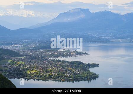 Frankreich, Savoie, Aix-les-Bains am Ufer des Bourget-Sees, Mont Granier (alt: 1933m) im Chartreuse-Massiv und im Hintergrund das verschneite Belledonne-Massiv Stockfoto