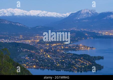 Frankreich, Savoie, Aix-les-Bains am Ufer des Bourget-Sees, Mont Granier (alt: 1933m) im Chartreuse-Massiv und im Hintergrund das verschneite Belledonne-Massiv Stockfoto