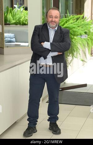 Rom, Italien. Juni 2021. Natalino Balasso nimmt an den Filmaufnahmen der Comedians im Meridien Visconti Palace in Rom Teil. (Foto: Mario Cartelli/SOPA Images/Sipa USA) Quelle: SIPA USA/Alamy Live News Stockfoto