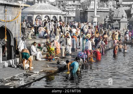 India, Maharashtra, Nashik, rituelle Bäder auf der ghats Stockfoto