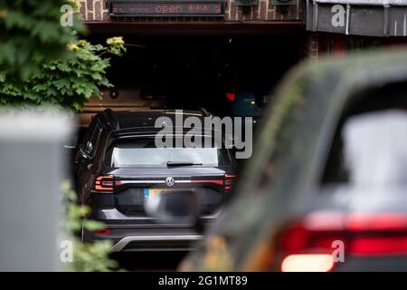 Köln, Deutschland. Juni 2021. Ein Fahrzeug mit holländischen Nummernschildern fährt in die Tiefgarage des Maternushauses. In Köln werden die beiden Apostolischen Visitatoren anders Arborelius aus Stockholm und Hans van den Hende aus Rotterdam erwartet. Quelle: Marius Becker/dpa/Alamy Live News Stockfoto