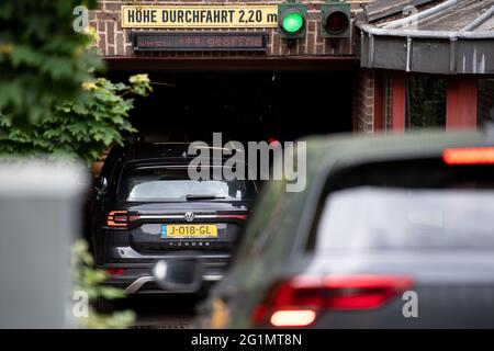 Köln, Deutschland. Juni 2021. Ein Fahrzeug mit holländischen Nummernschildern fährt in die Tiefgarage des Maternushauses. In Köln werden die beiden Apostolischen Visitatoren anders Arborelius aus Stockholm und Hans van den Hende aus Rotterdam erwartet. Quelle: Marius Becker/dpa/Alamy Live News Stockfoto