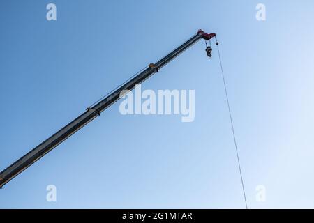 Kranausleger auf blauem Himmel Hintergrund. Stockfoto