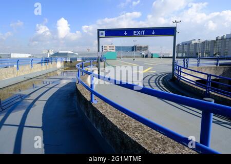 Belgien, Flughafen Brüssel Zaventem, 26. Februar 2021: Leere Parkplätze während des Coronavirus-Ausbruchs Stockfoto