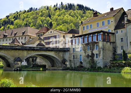 Frankreich, Doubs, Saint Hippolyte, Brücke am Doubs, ehemaliges Kloster der Ursulinen, erbaut 1700 Stockfoto