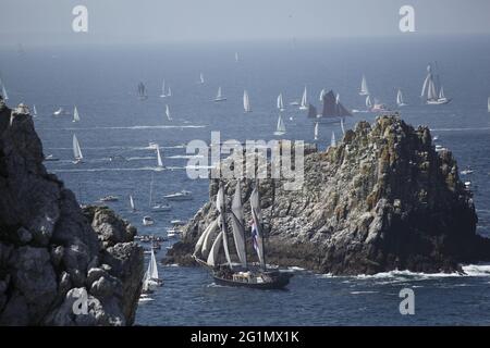 Frankreich, Finistre, Brest, Les Tonnerres de Brest 2012, internationales maritimes Festival, ein großes Treffen von klassischen Segeln und Seeleuten, die große Parade zwischen Brest und Douarnenez, Panorama von der Pointe de Pen-Hir Stockfoto