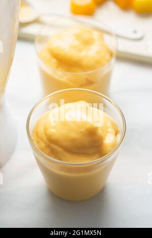 Mango Smoothie lassie im Glas Stockfoto