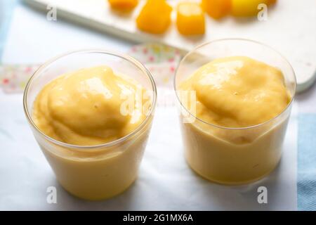 Mango Smoothie lassie im Glas Stockfoto