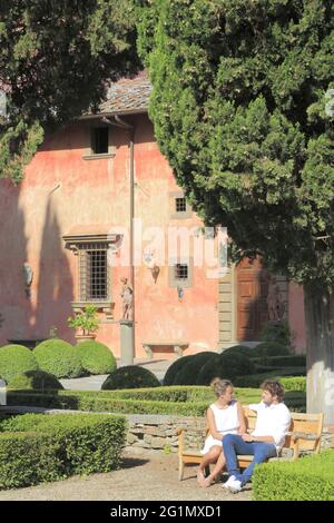 Italien, Toskana, Weinregion Chianti Classico, Greve in Chianti, Weingut Vignamaggio, Liebhaber auf der Terrasse der Villa Vignamaggio im Renaissancestil, die der Familie Gherardini gehörte und die als Kulisse für Kenneth Branaghs Film „viel Lärm um nichts“ diente Stockfoto