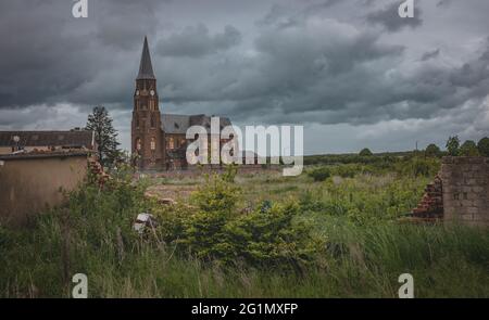 Detailansicht des verlassenen, umgesiedelten Dorfes Manheim - alt für das Tagebau Hambach Stockfoto